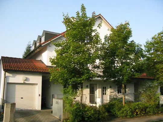 Haus mit Garage und eingewachsenem Garten