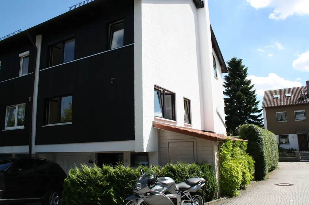 Modernes Wohnhaus mit dunkler und weißer Fassade